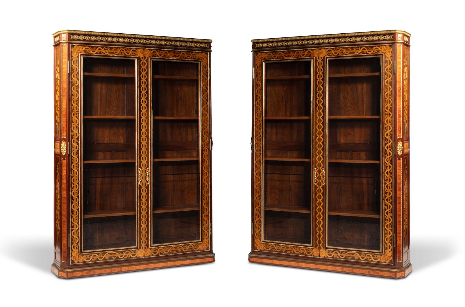 Paire de bibliothèques bois de rose, de violette, amarante, bronze doré d’époque Louis XVI, vers 1774, est. De N Petit, est. 80,000–120,000€